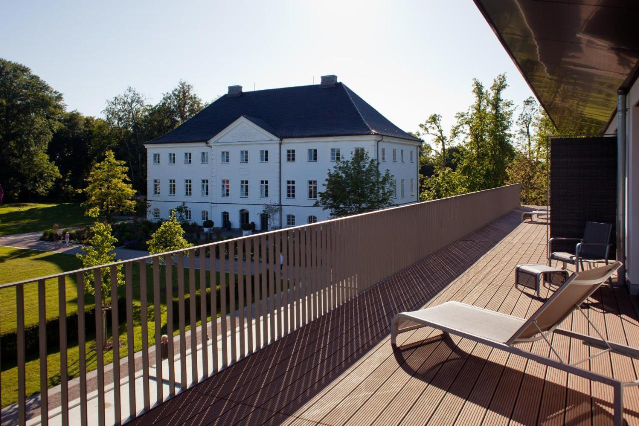 Schlossgut Groß Schwansee Exteriör bild The terrace of the hotel