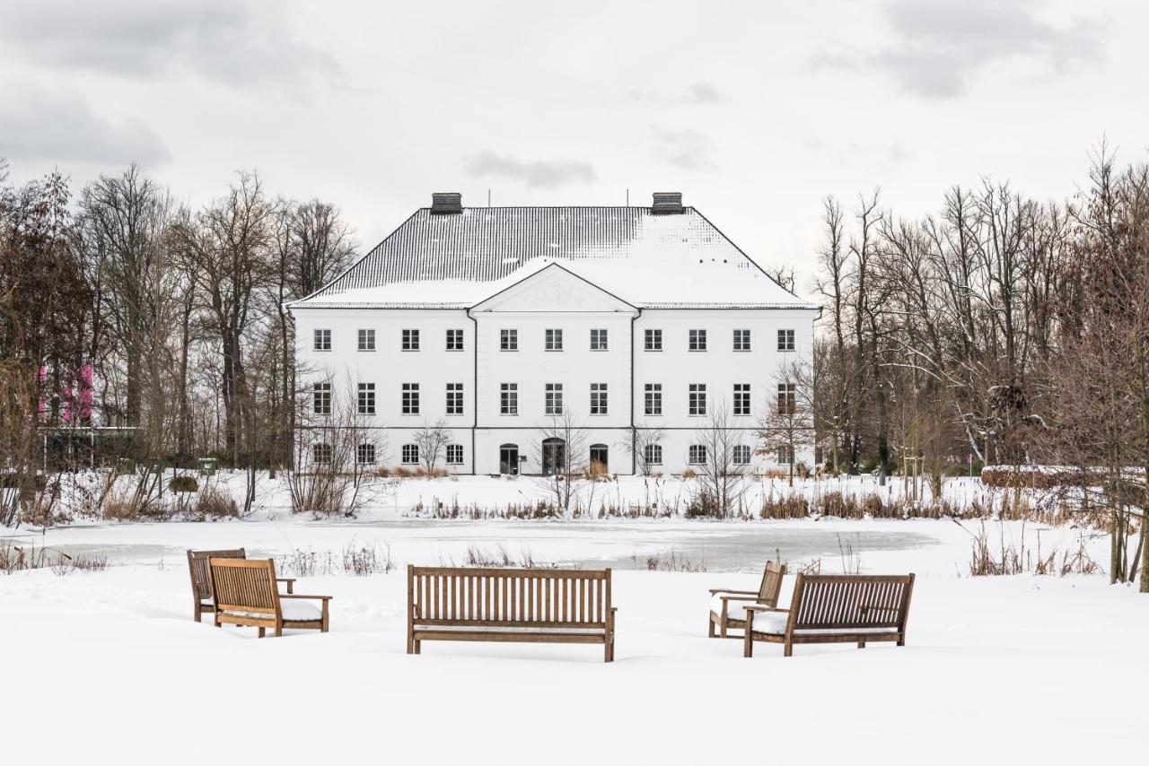 Schlossgut Groß Schwansee Exteriör bild The main building of the university