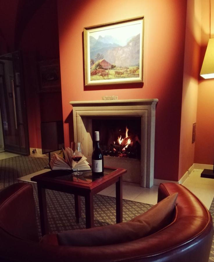 Schlossgut Groß Schwansee Exteriör bild A fireplace in a hotel room