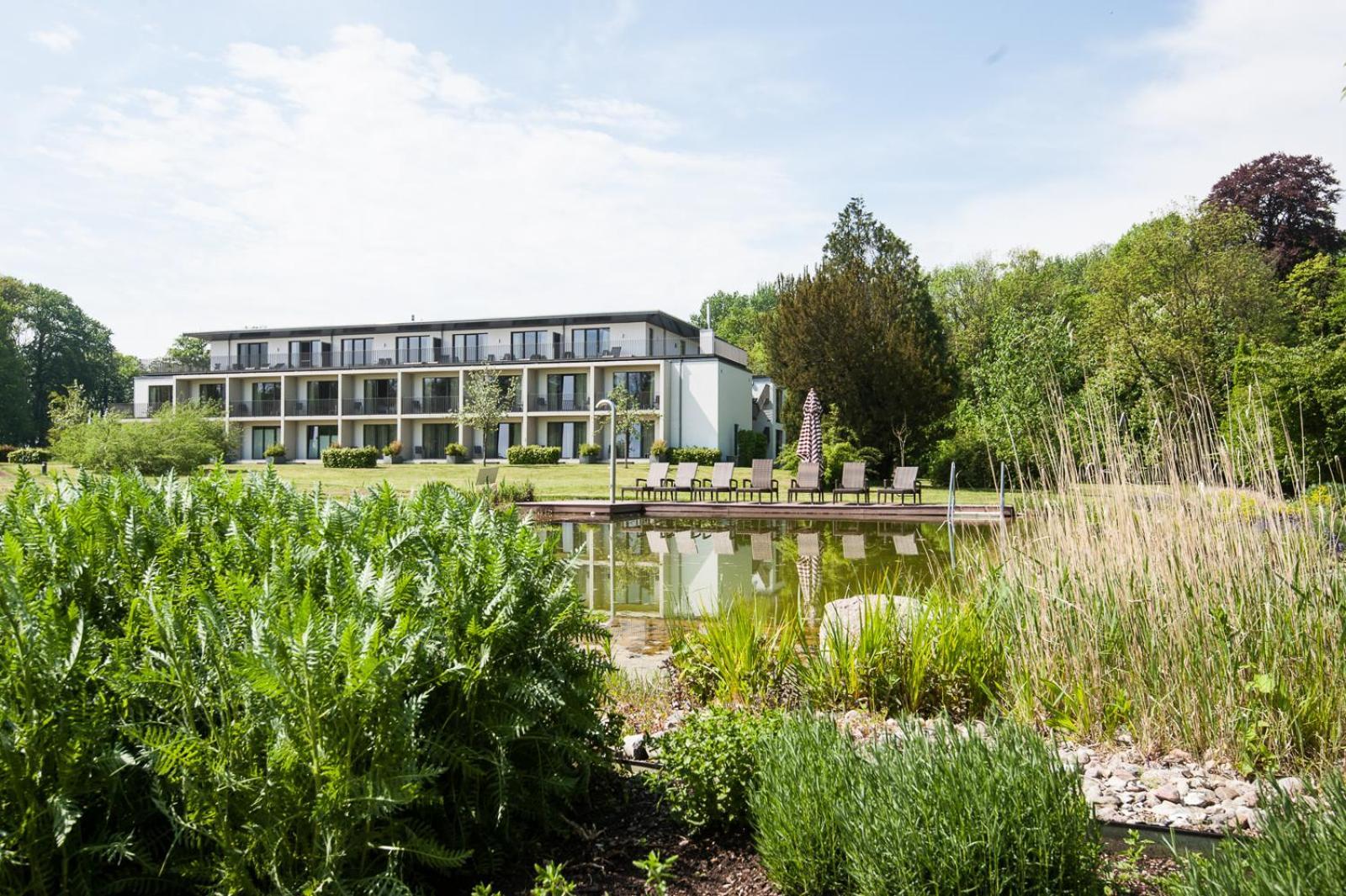 Schlossgut Groß Schwansee Exteriör bild The new building of the University of Applied Sciences
