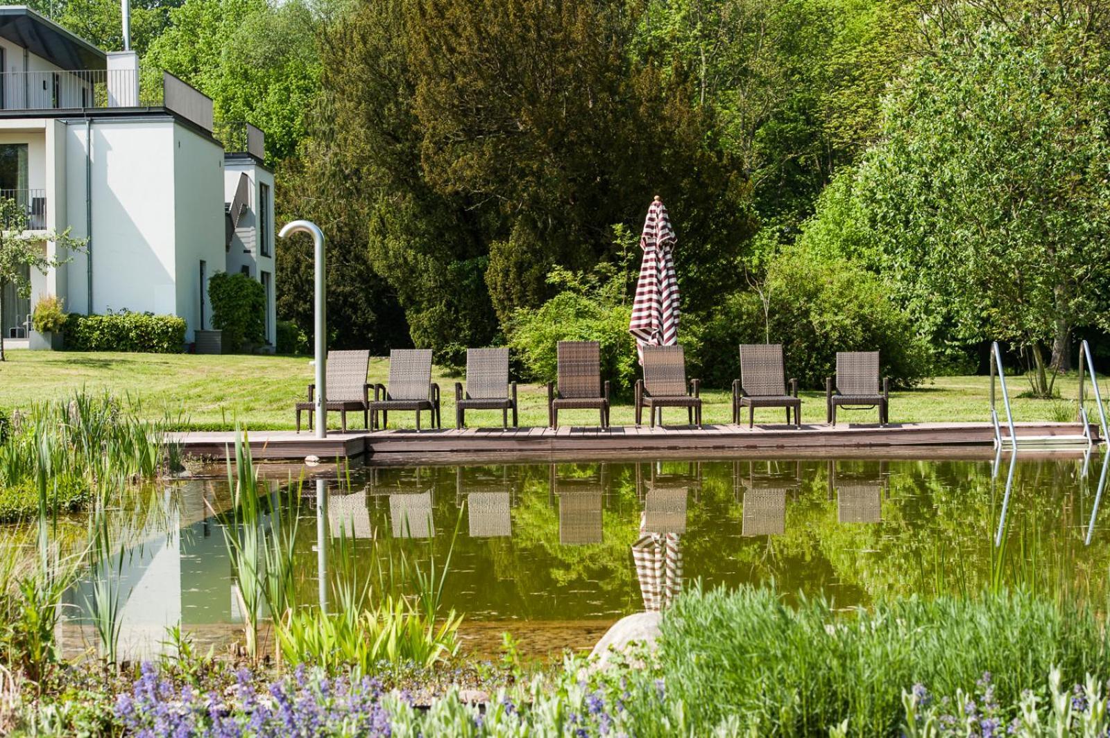 Schlossgut Groß Schwansee Exteriör bild The swimming pond