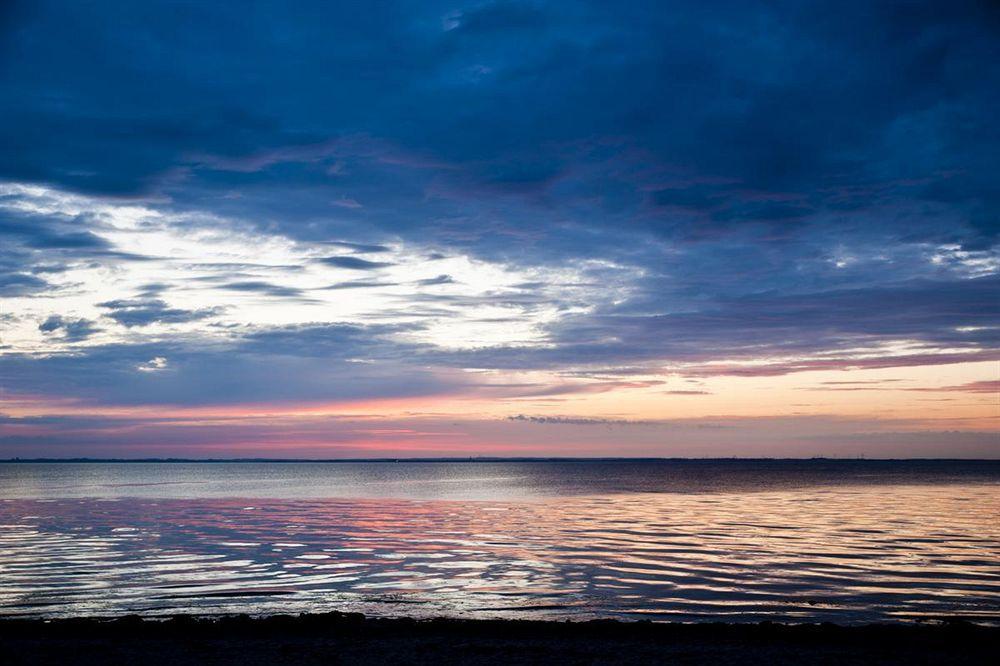 Schlossgut Groß Schwansee Exteriör bild Sunset over the Gulf of Riga
