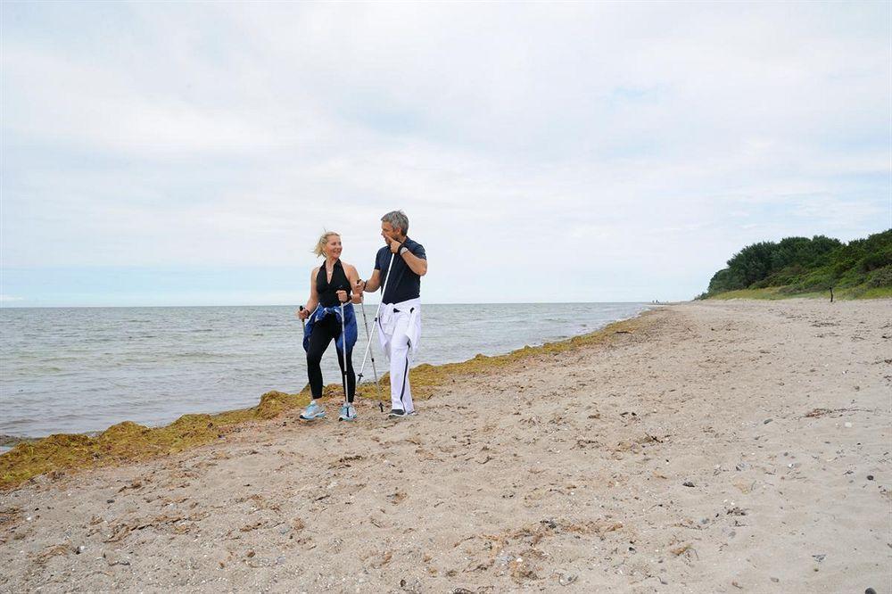 Schlossgut Groß Schwansee Exteriör bild Nordic walking on the beach