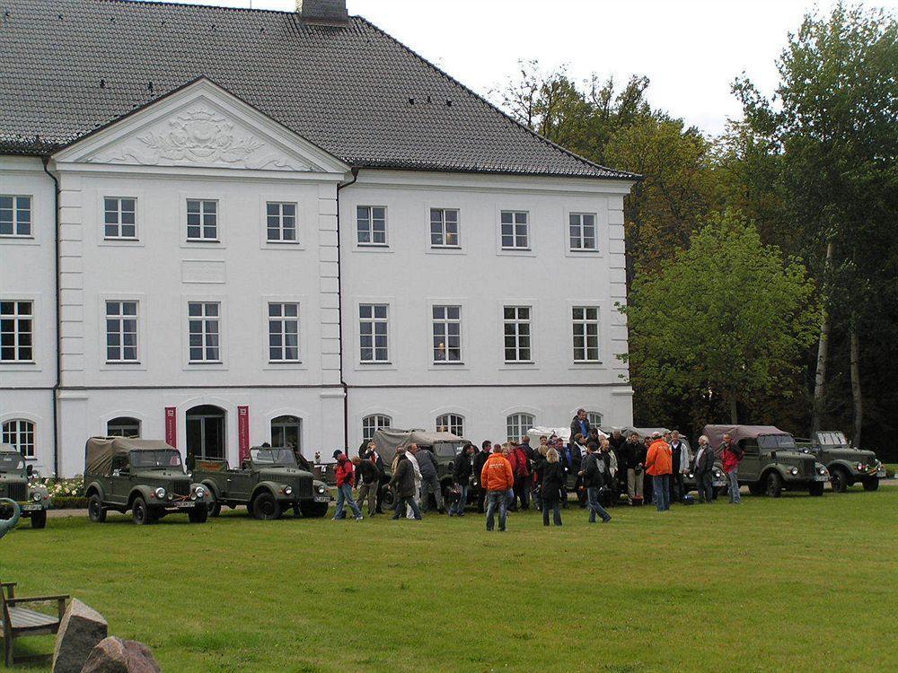 Schlossgut Groß Schwansee Exteriör bild The former officers' mess