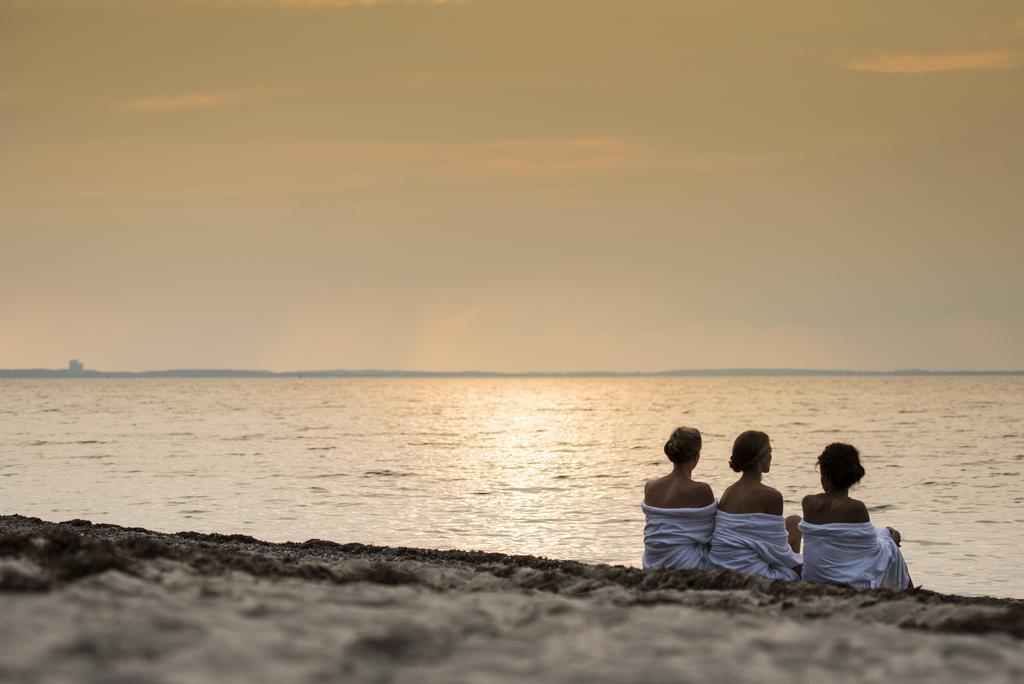 Schlossgut Groß Schwansee Exteriör bild Sunset at the beach