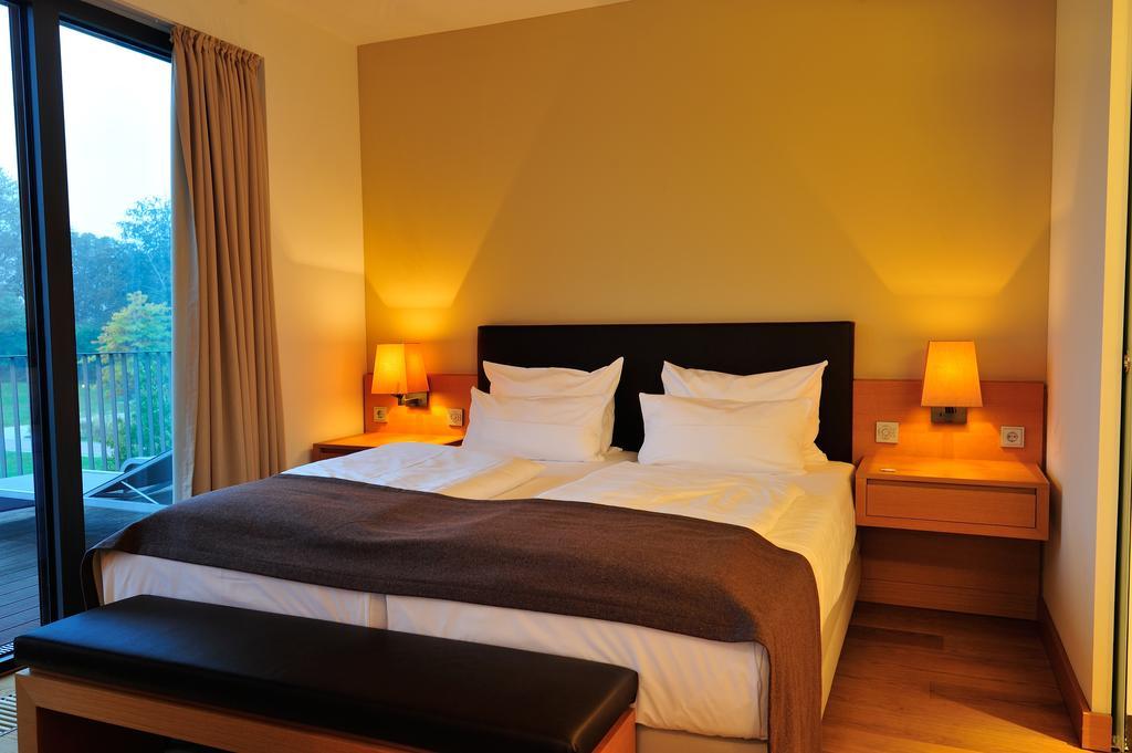 Schlossgut Groß Schwansee Exteriör bild A typical hotel room