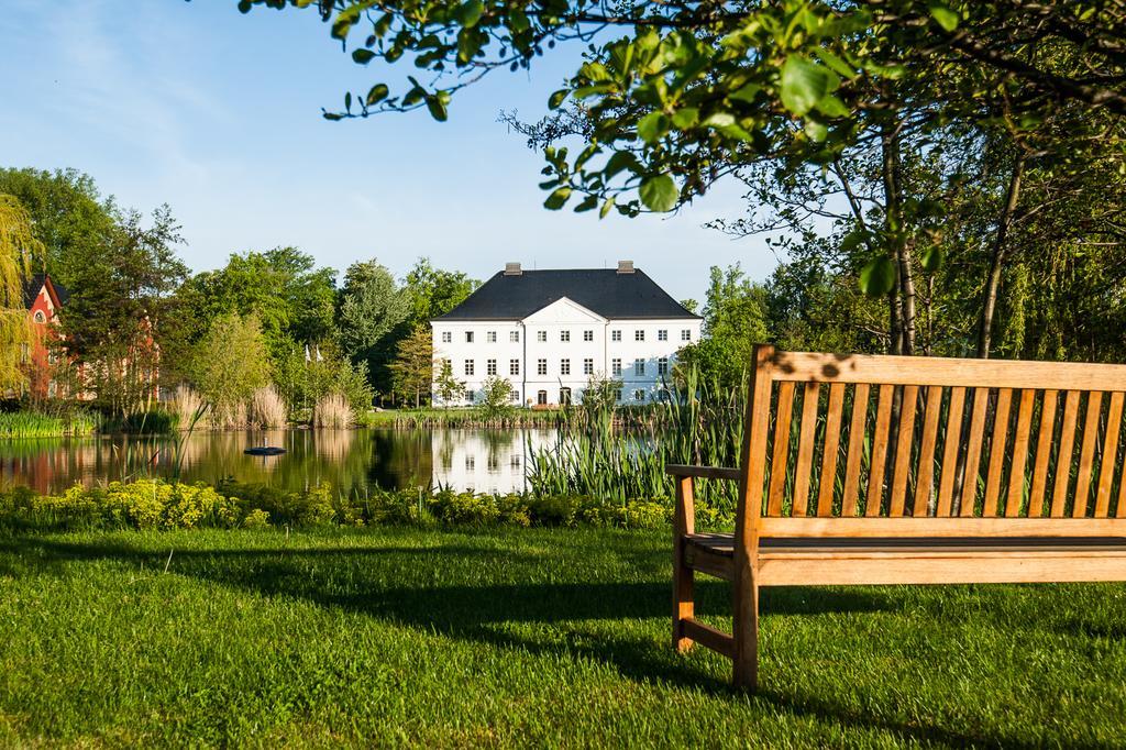 Schlossgut Groß Schwansee Exteriör bild The manor house