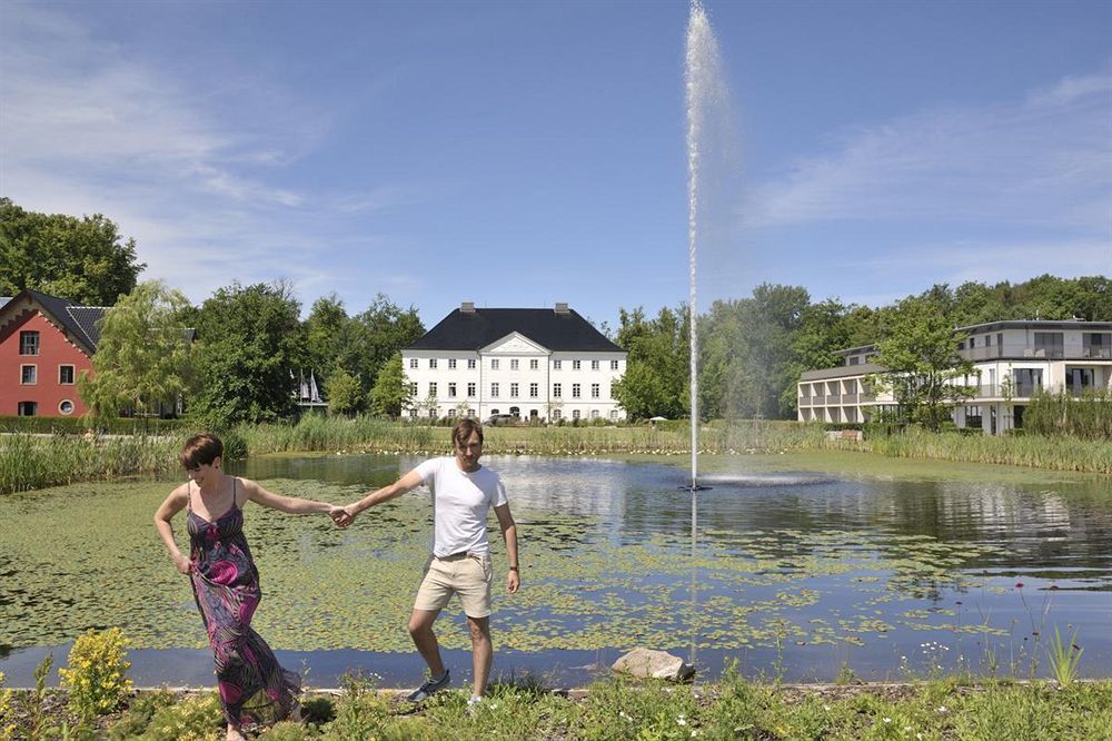 Schlossgut Groß Schwansee Exteriör bild The lake at the centre of the village