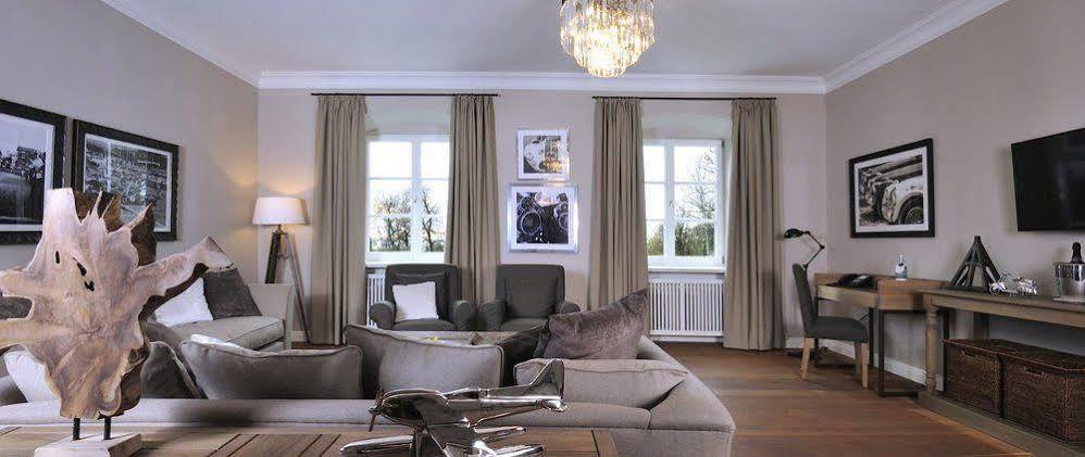 Schlossgut Groß Schwansee Exteriör bild A living room