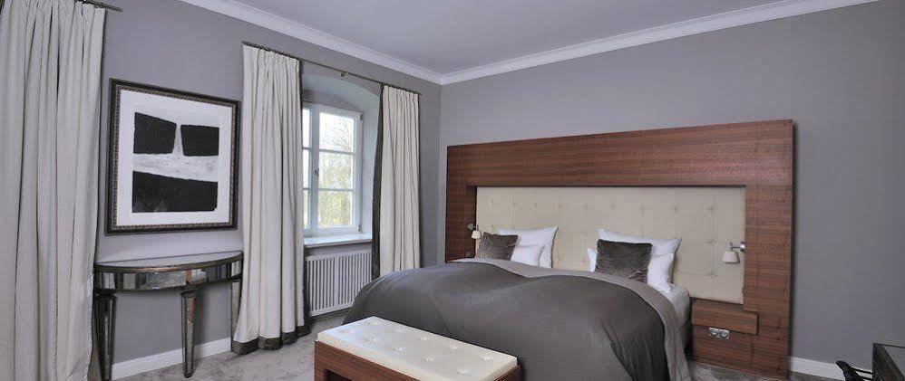 Schlossgut Groß Schwansee Exteriör bild A bedroom