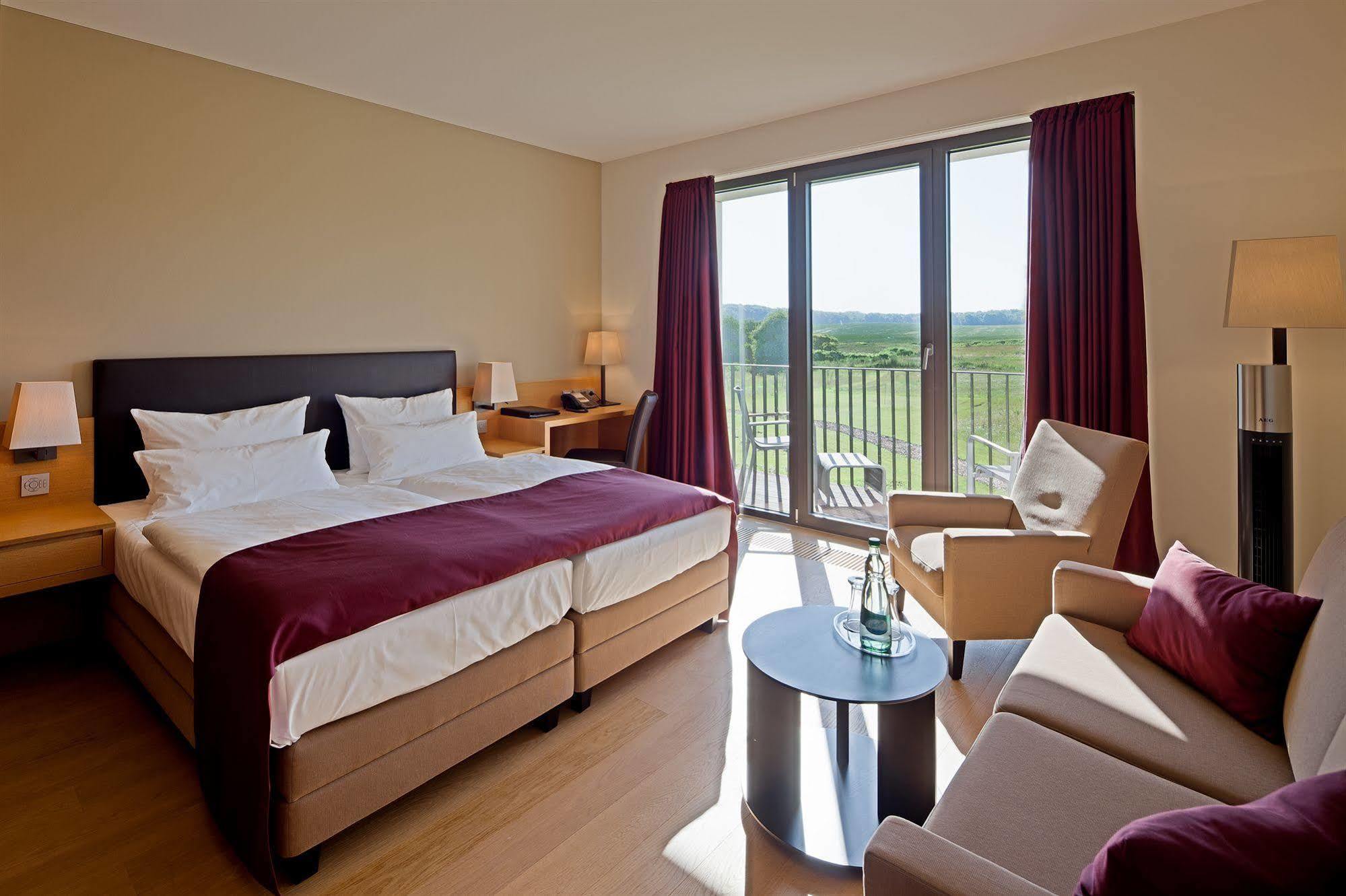 Schlossgut Groß Schwansee Exteriör bild A typical hotel room
